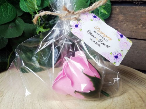 Róża mydlana z woreczkiem, zawieszka fioletowe kwiaty gerbery, podziękowanie dla gości weselnych.