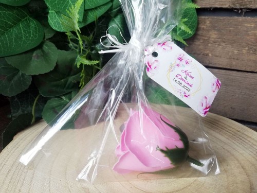 Róża mydlana z woreczkiem, zawieszka różowe magnolie, podziękowanie dla gości weselnych.