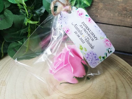 Róża mydlana z woreczkiem, zawieszka kwiaty bzu, podziękowanie dla gości weselnych.