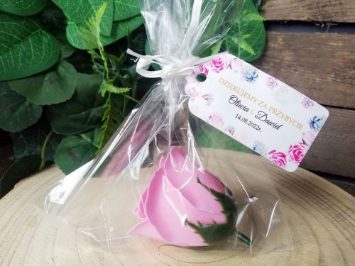 Róża mydlana z woreczkiem, zawieszka białe i różowe kwiaty, róże, podziękowania dla gości weselnych.