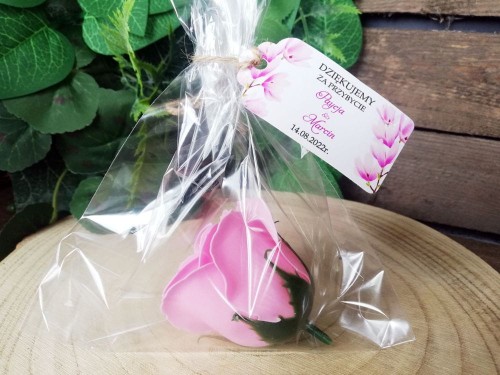 Róża mydlana z woreczkiem, zawieszka różowe frezje, róże, podziękowania dla gości weselnych.