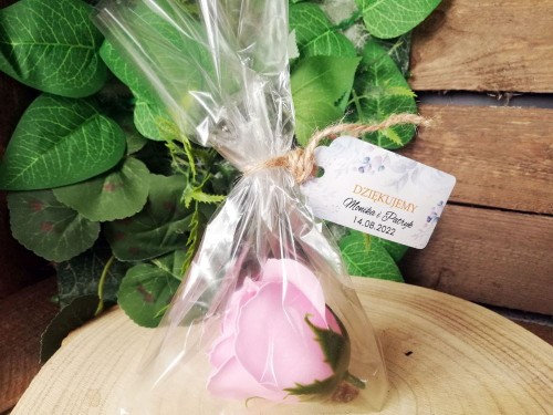 Róża mydlana z woreczkiem, zawieszka pastelowe niebieskie kwiaty, róże, podziękowania dla gości weselnych.