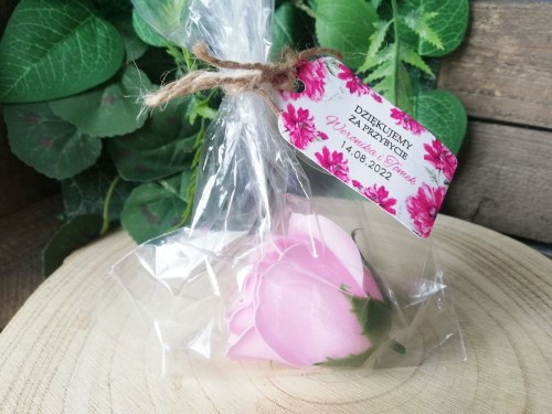 Róża mydlana z woreczkiem, zawieszka czerwone maki, podziękowania dla gości weselnych.