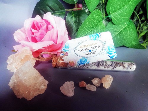 fiolka z solami do kąpieli, bilecik, winietka w białe i niebieski róże