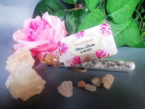 Sól kąpielowa w probówce, podziękowanie dla gości weselnych, różowe kwiaty