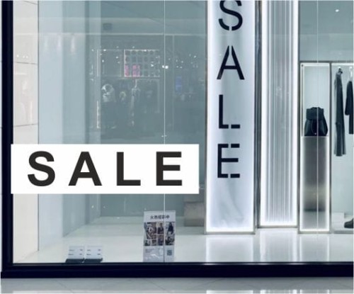 Biała naklejka "SALE" na witrynę, szybę