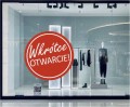Czerwona naklejka "Wkrótce OTWARCIE" na witrynę, szybę