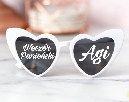 Białe okulary w kształcie serca na Wieczór Panieński