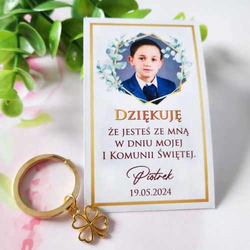 Breloczek dla gości na szczęście z dowolną zawieszką I Komunia, zdjęcie chłopca komunijnego