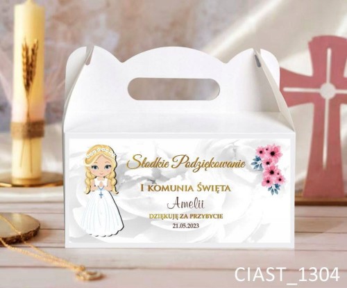 Pudełka na ciasto na I Komunię Świętą, słodkie podziękowanie I Komunia Święta, dziewczynka komunijna w blond włosach