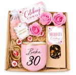 Prezent na 30 urodziny dla kobiety – elegancki zestaw prezentowy z kubkiem
