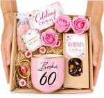 Elegancki prezent na 60 urodziny dla kobiety z różowym kubkiem