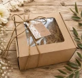 eleganckie pudełko z okienkiem przewiązane sznurkiem jutowym z bilecikiem i zyczeniami