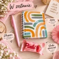 Prezenty na koleżanek z klasy, notes długopis i czekoladka Pinki
